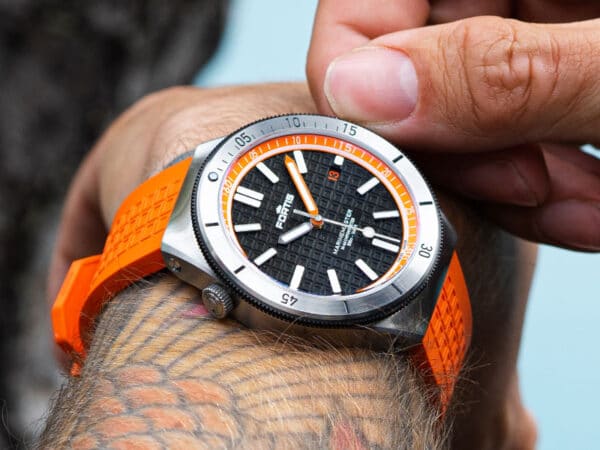 FORTIS Marinemaster M-44 Amber Orange auf Horizon Strap F.812.0013