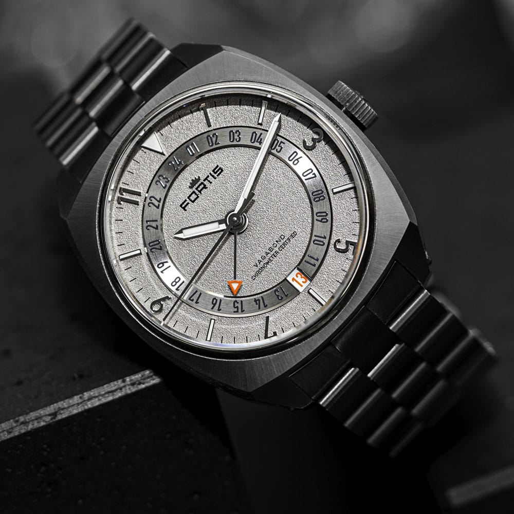 9 FORTIS Vagabound V-40 Stormy Gray auf Block Bracelet F6660000 | BURCK Uhrenshop 9 FORTIS Vagabound V-40 Stormy Gray auf Block Bracelet F6660000